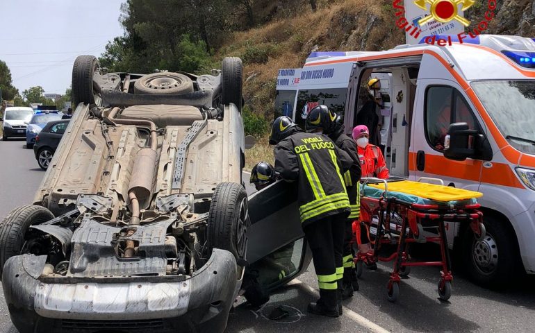 Brutto incidente a Nuoro, furgoncino esce fuori strada e si schianta su costone: un ferito