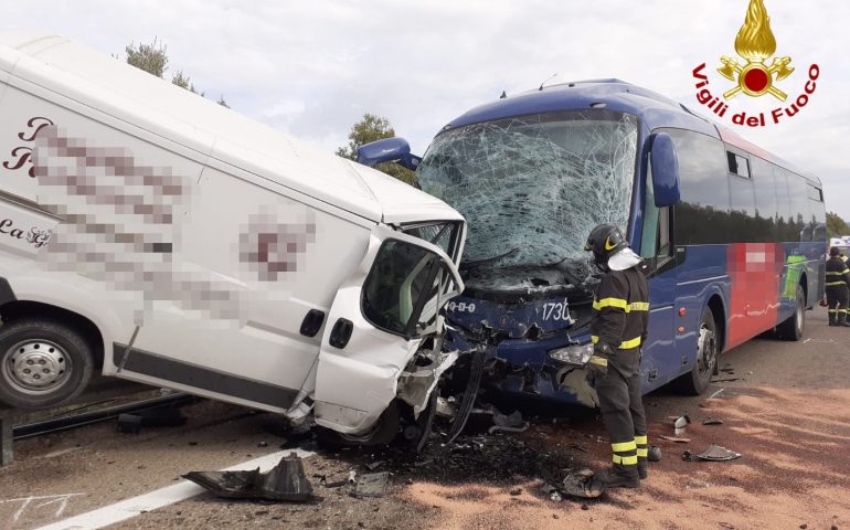 Sardegna, bus contro furgone: due feriti trasportati al Brotzu, uno è grave