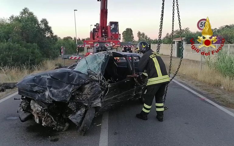 (VIDEO E FOTO) Quartu, auto si schianta contro un palo e si ribalta: gravi 4 giovanissimi