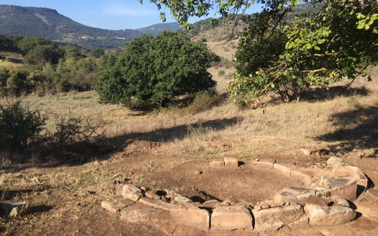 Sardegna, straordinaria scoperta in un complesso archeologico: trovato guerriero bronzeo integro