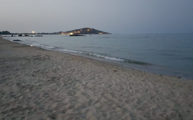 Le foto dei lettori. Tortolì, una serata nella suggestiva spiaggia a Orri a contemplare il mare d’Ogliastra