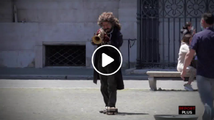 (VIDEO) Paolo Fresu si traveste da artista di strada e suona in incognito a piazza Navona