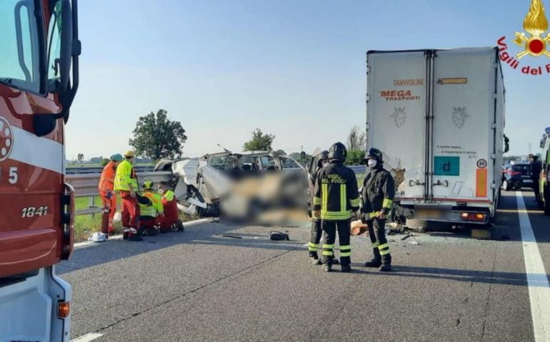 Tragico incidente in autostrada: 5 morti. Furgone si schianta contro un Tir