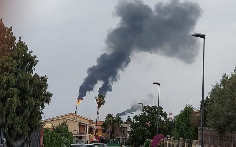 (VIDEO) Colonna di fumo nero dalla Saras di Sarroch: “Guasto elettrico”