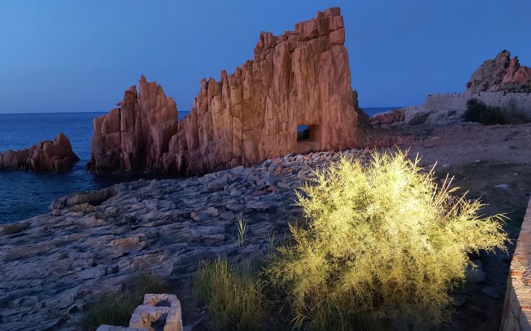 Le foto dei lettori. L’incanto by night delle Rocce Rosse nello scatto di Cinzia Littera