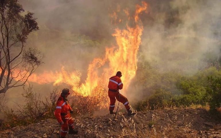 Sardegna in fiamme. Il sindaco di Tortolì: “Solidarietà, stesse emozioni del 2019 quando un incendio distrusse la nostra Orrì”