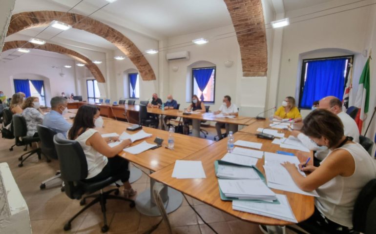 La Maggioranza approva le tariffe Tari 2021 e importanti variazioni di bilancio per il settore sociale e per lavori pubblici
