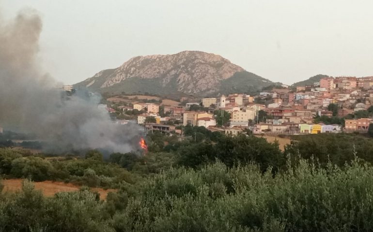 Ogliastra in fiamme, incendio a Ilbono