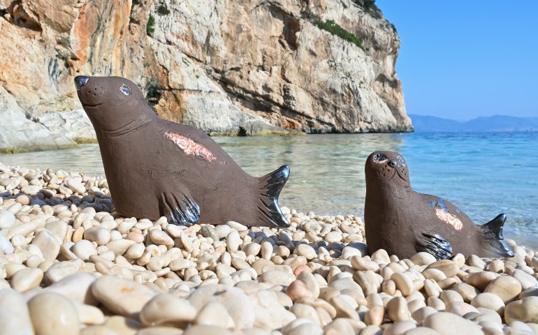 Joias e la ceramista Giuliana Collu vogliono ricordare la foca monaca, ormai estinta, con questa creazione in ceramica