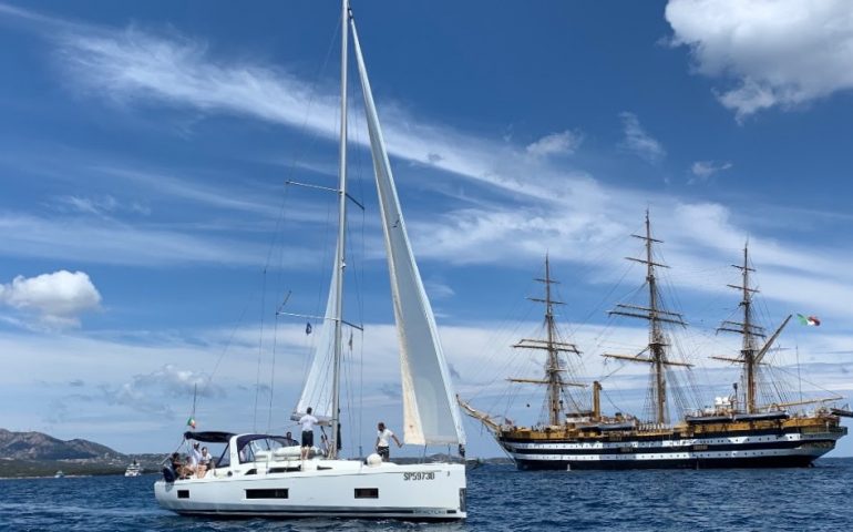 L’Amerigo Vespucci tra i mega yacht nella Costa Smeralda: l’orgoglio della Marina Militare in visita nelle splendide acque di Sardegna