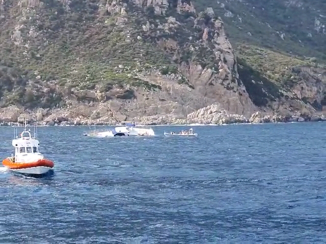 (VIDEO) Ogliastra, barca trasporto passeggeri semiaffondata: tutti in salvo e si tenta recupero
