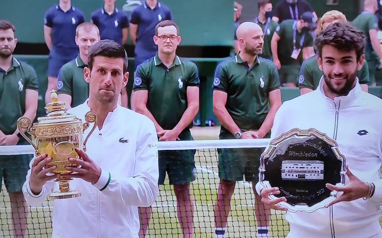 Berrettini fa sognare l’Italia a Wimbledon ma si arrende a Djokovic, che va alla caccia del Grande Slam