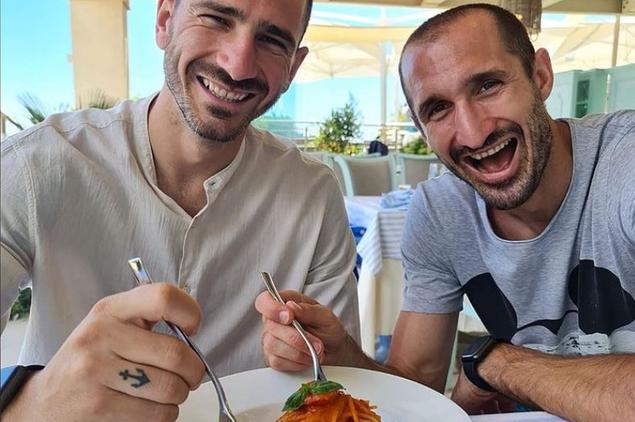 Chiellini e Bonucci al Forte Village: “Noi continuiamo a mangiare pastasciutta, e voi?”