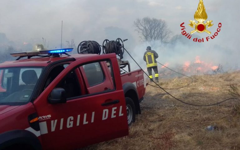 Ancora un pomeriggio di fuoco a Nuoro. Le fiamme vicinissime all’abitato: arriva il canadair