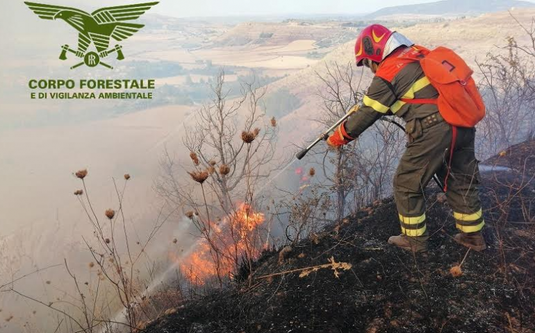 L’Isola avvolta dalle fiamme: gli incendi divampati oggi sono 22