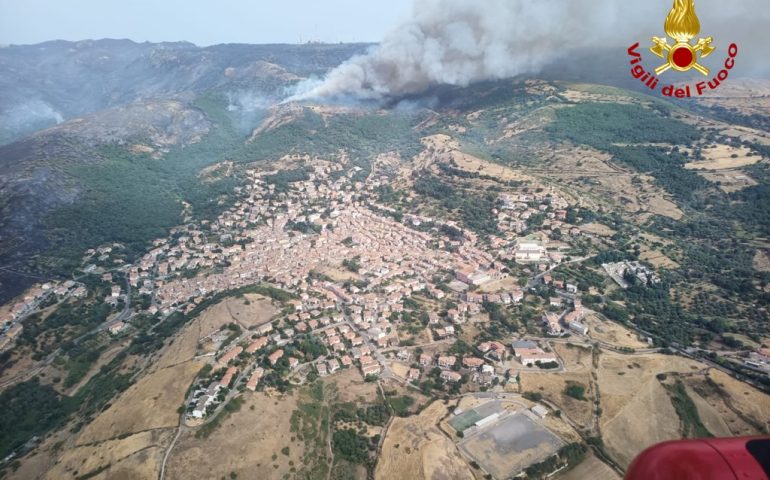 L’incendio avanza verso Sagama, Sindia e Macomer: appello allo sgombero nelle campagne