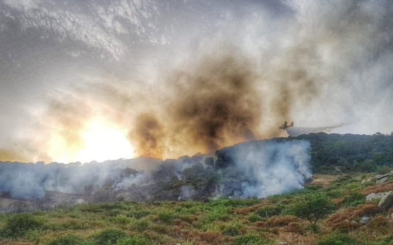L’Ogliastra brucia. Grosso incendio alle porte di Arzana: mezzi e uomini in azione