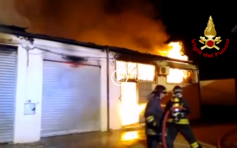 (VIDEO) Sardegna, deposito alimentare devastato dalle fiamme