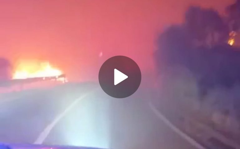 (VIDEO) Il video impressionante del mezzo della Protezione Civile nel mezzo dell'”inferno di fuoco”