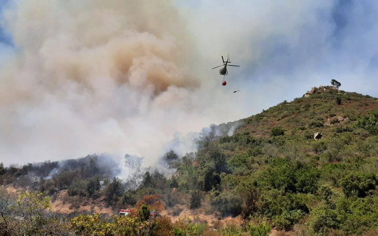 Sardegna, oggi 25 incendi hanno devastato le campagne: in 9 sono intervenuti i mezzi aerei