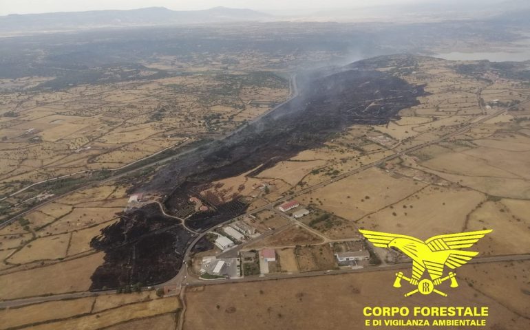 Oggi altri 20 incendi in Sardegna: 8 mezzi aerei in azione a Ghilarza, le fiamme devastano le campagne
