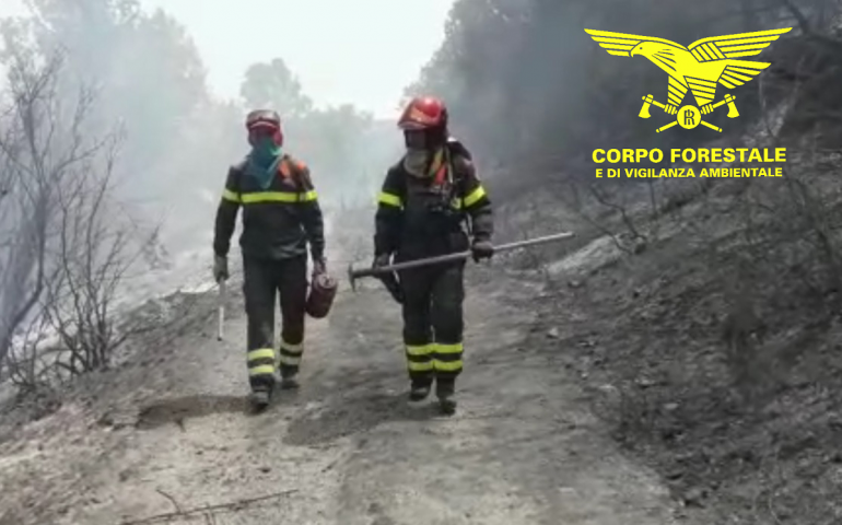 Ancora da domare le fiamme nell’Oristanese: operazioni di spegnimento non stop