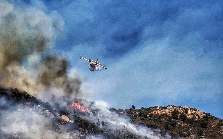 Tortolì, grave incendio nella zona diga Santa Lucia: sul posto diversi mezzi aerei e squadre a terra