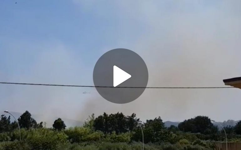 (VIDEO) Tortolì, incendio nella zona di Rio Foddeddu: un elicottero da ore impegnato nello spegnimento