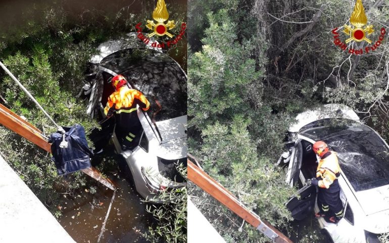 Sardegna, auto perde il controllo e precipita in una piccola scarpata: due feriti