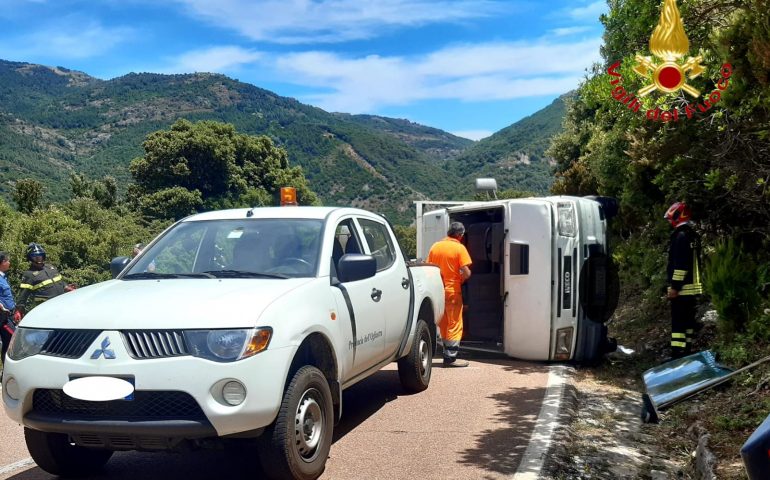 Ogliastra, furgone esce fuori strada e si ribalta: un ferito trasportato in ospedale