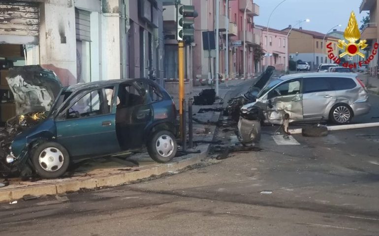 Tragedia in Sardegna. Scontro tra auto, una prende fuoco: 17enne muore tra le fiamme