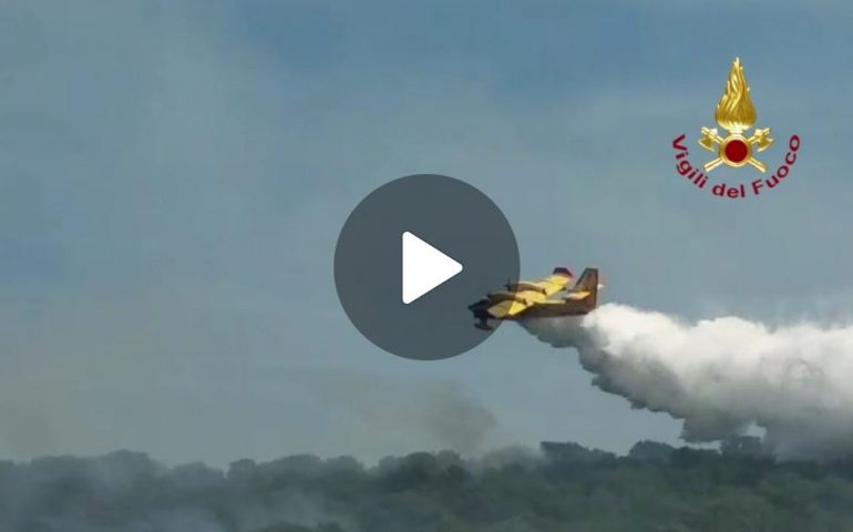 (VIDEO) Nuorese, vasto incendio boschivo: l’intervento con sganci d’acqua dei Canadair