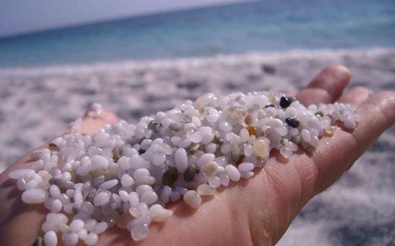 Sardegna, coppia di turisti tenta furto di 3 chili di sabbia: bloccata e multata