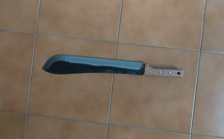 Sardegna, sul lungomare con il machete: denunciato un 27enne
