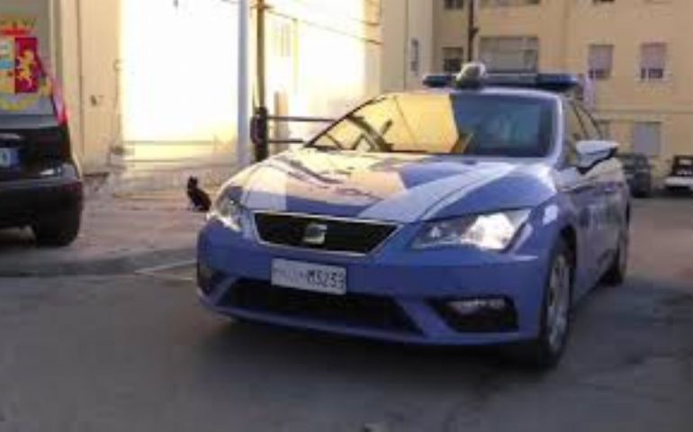 Sardegna, fugge dalla Polizia in sella a uno scooter rubato, poi urta la civetta e un veicolo parcheggiato