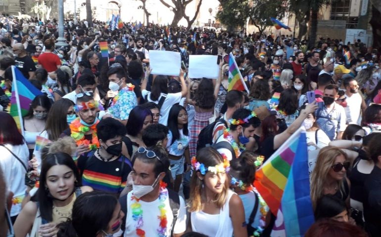 (GALLERY E VIDEO) L’Onda Pride dilaga anche a Cagliari: non chiamatela “Carnevalata”, la fame di diritti è serissima