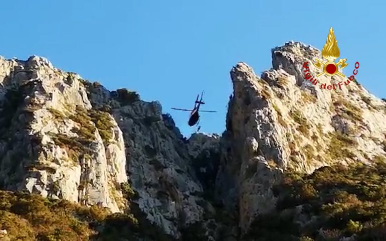 (VIDEO) Sardegna, escursionista soccorso dai Vigili del fuoco in una zona impervia