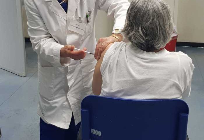 Vaccini, la Regione rafforza la campagna per gli over 60 e apre le porte degli hub ai non vaccinati