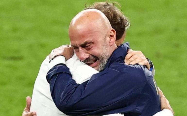 L’abbraccio in lacrime tra Vialli e Mancini: sicuri che il calcio sia “solo uno sport”?