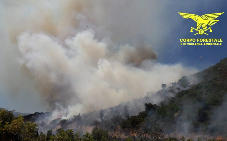 Ogliastra, vasto incendio nelle campagne di Villagrande: operazioni di spegnimento ancora in corso