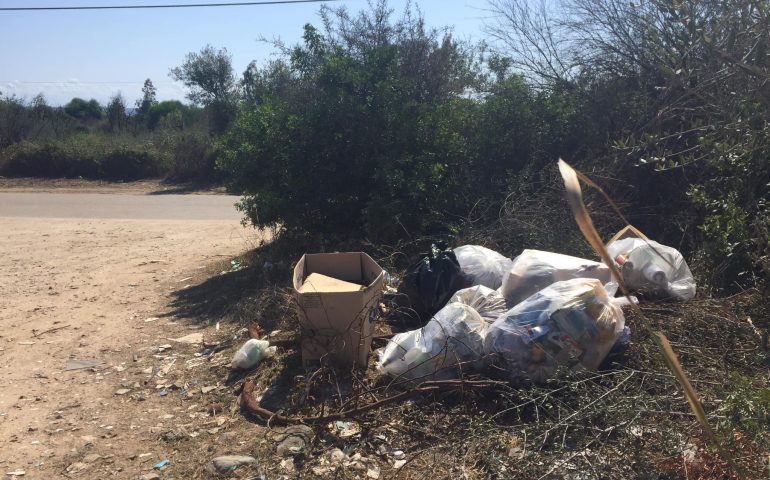 Foxilioni, la cartolina della vergogna: sacchi di immondizia abbandonati sulla strada
