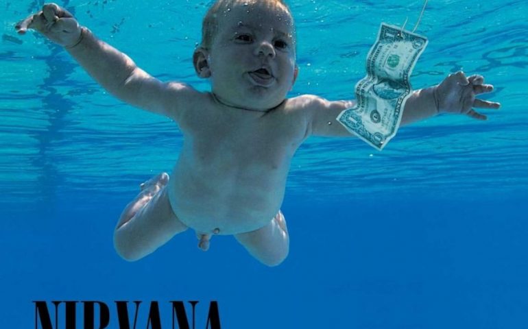 Il bambino della copertina di Nevermind fa causa ai Nirvana: “È pedopornografia”