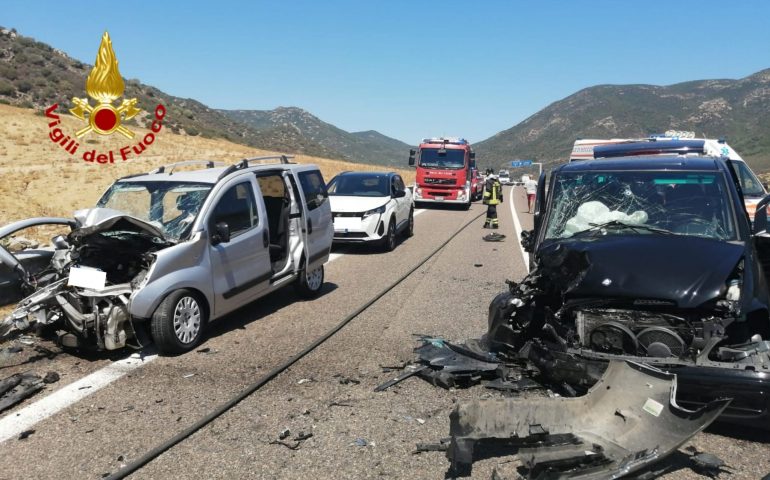 Spaventoso incidente sulla 125: grave scontro fra due auto, cinque persone in ospedale