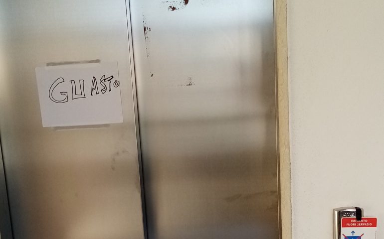 Disservizi al Poliambulatorio Tortolì: ascensore bloccato, nefropatici in protesta