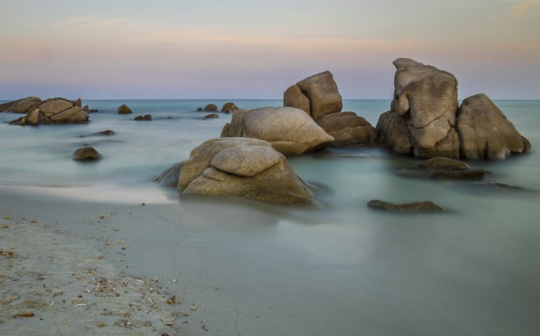 Le foto dei lettori. Il Lido di Orrì al calar della sera nello scatto di Luca Andreetti Follo