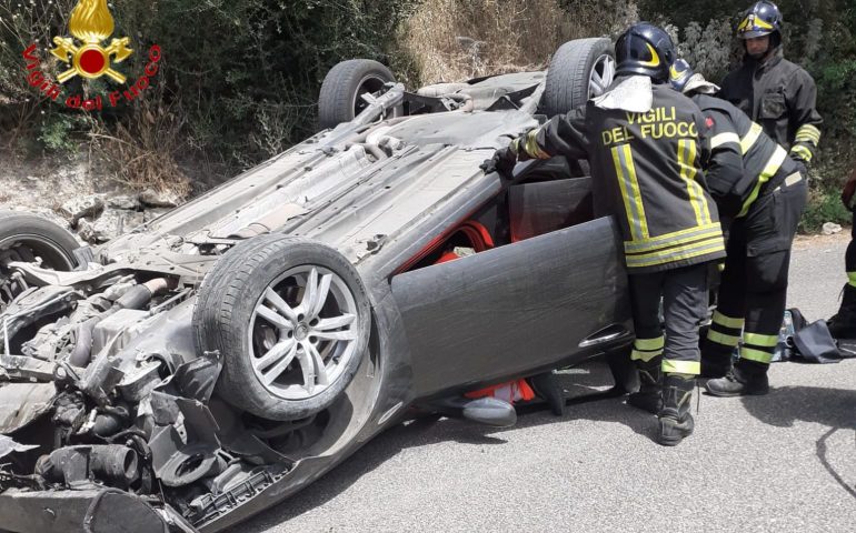 Incidente sulla Modolo-Bosa: auto si ribalta, 33enne in ospedale