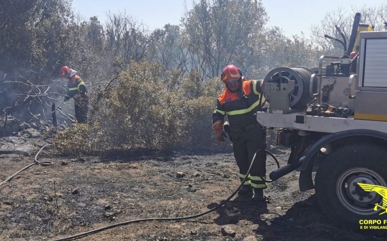 Uomini e mezzi aerei senza tregua: oggi in Sardegna 17 incendi