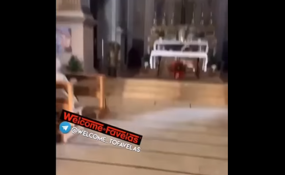 In chiesa con lo scooter, sgomma di fronte ai fedeli: sui social l’assurdo filmato
