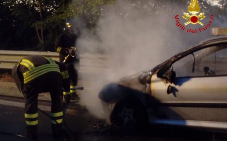 Nuoro, prende fuoco un’auto con una coppia a bordo