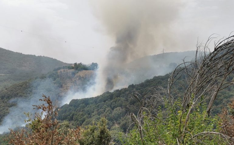 Seui, incendio alle porte del paese: stanno intervenendo i mezzi aerei